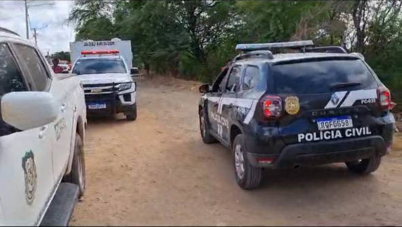 Imagem 1 - Corpo de homem é encontrado boiando no Rio Mossoró, na região da Ilha de Santa Luzia. A polícia civil foi acionada por volta das 6h desta terça-feira (21). O corpo estava no rio, próximo à terceira ponte da Av. Presidente Dutra, na Ilha de Santa Luzia, em Mossoró. De acordo com o delegado Luís Antônio, quando os bombeiros fizeram a retirada do corpo da água, ele apresentava uma forte lesão na cabeça, o que indica que pode se tratar de um crime de homicídio. A vítima não estava portando documentos. O corpo foi removido para exames, que irão definir a causa oficial da morte, e ficará no Itep até que algum familiar apareça para reconhecê-lo. Imagem 1 - Corpo de homem é encontrado boiando no Rio Mossoró, na região da Ilha de Santa Luzia. A polícia civil foi acionada por volta das 6h desta terça-feira (21). O corpo estava no rio, próximo à terceira ponte da Av. Presidente Dutra, na Ilha de Santa Luzia, em Mossoró. De acordo com o delegado Luís Antônio, quando os bombeiros fizeram a retirada do corpo da água, ele apresentava uma forte lesão na cabeça, o que indica que pode se tratar de um crime de homicídio. A vítima não estava portando documentos. O corpo foi removido para exames, que irão definir a causa oficial da morte, e ficará no Itep até que algum familiar apareça para reconhecê-lo.