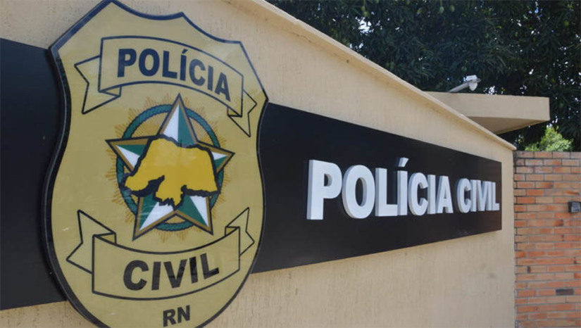 Imagem 1 - A polícia civil do município deu cumprimento a quatro mandados de busca e apreensão e um mandado de prisão, na manhã desta terça-feira (21), na localidade conhecida como Iraque. Ao chegar ao local, um dos suspeitos, identificado como Jefferson Lopes Pereira, de 19 anos, reagiu atirando contra os policiais, que revidaram a agressão. Outros três homens que estavam no local foram presos e conduzidos à delegacia, mas o delegado representou pelas prisões de apenas dois deles. Após os procedimentos, os presos foram conduzidos ao Itep da cidade de Mossoró e, em seguida, encaminhados para a cadeia pública, onde ficarão à disposição da justiça. Imagem 1 - A polícia civil do município deu cumprimento a quatro mandados de busca e apreensão e um mandado de prisão, na manhã desta terça-feira (21), na localidade conhecida como Iraque. Ao chegar ao local, um dos suspeitos, identificado como Jefferson Lopes Pereira, de 19 anos, reagiu atirando contra os policiais, que revidaram a agressão. Outros três homens que estavam no local foram presos e conduzidos à delegacia, mas o delegado representou pelas prisões de apenas dois deles. Após os procedimentos, os presos foram conduzidos ao Itep da cidade de Mossoró e, em seguida, encaminhados para a cadeia pública, onde ficarão à disposição da justiça.