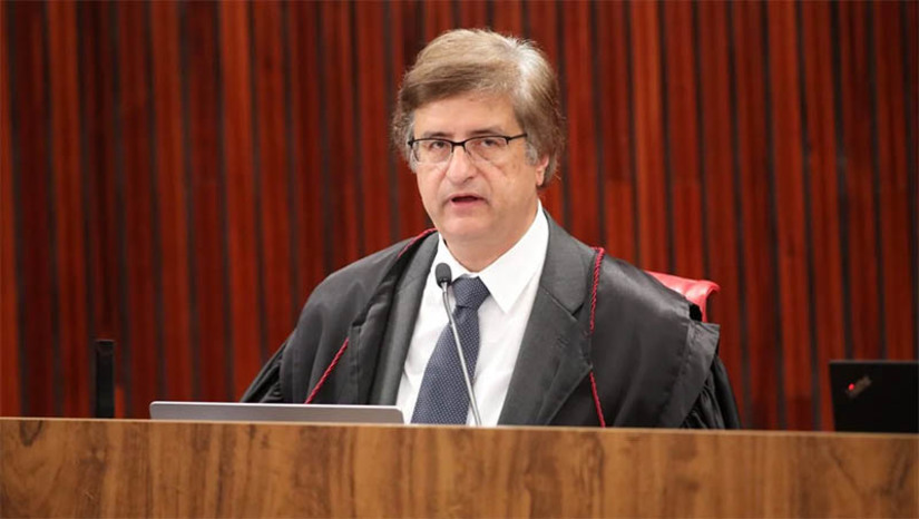   [COLUNA ESPLANADA] A articulação política no Senado Federal pesou para a provável indicação do vice-procurador geral eleitoral, Paulo Gonet Branco, para o comando da Procuradoria-Geral da República (PGR). Depois da traumática derrota com a rejeição ao nome de Igor Roque, indicado do presidente Lula da Silva à Defensoria Pública da União (DPU), ministros palacianos e líderes no Senado avaliam que – dos concorrentes -, Paulo Gonet tem mais simpatia na Casa, inclusive entre parlamentares da oposição. Pesa também o apoio que o vice-procurador tem dos ministros do Supremo Tribunal Federal, Gilmar Mendes e Alexandre de Moraes, do ministro da Justiça e Segurança Pública, Flávio Dino, e do presidente do Congresso, Rodrigo Pacheco.