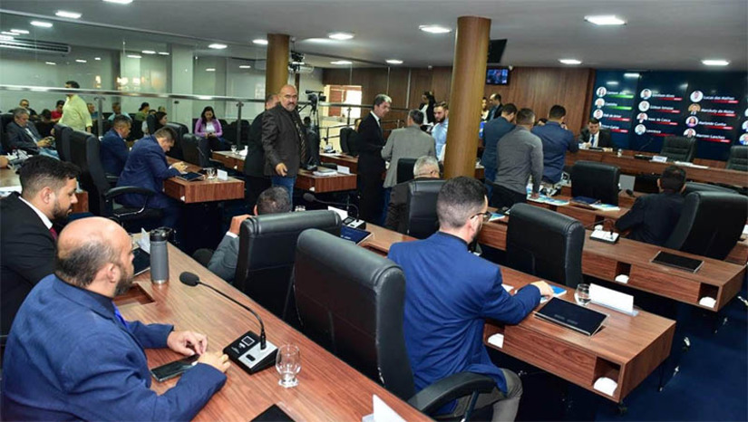 Imagem 1 - Redação final do PL do Orçamento de Mossoró para 2024 é aprovada por unanimidade na Câmara. A votação aconteceu nesta terça-feira (21). Com a validade da redação final, que encartou no texto original 321 emendas, a Câmara devolve o projeto ao Executivo para sanção. Isto é, para o Orçamento ser transformado em lei municipal, mediante publicação no Diário Oficial de Mossoró (DOM). Das 321 emendas aprovadas pelos vereadores e vereadoras, 320 são impositivas, ou seja, de execução obrigatória. Imagem 1 - Redação final do PL do Orçamento de Mossoró para 2024 é aprovada por unanimidade na Câmara. A votação aconteceu nesta terça-feira (21). Com a validade da redação final, que encartou no texto original 321 emendas, a Câmara devolve o projeto ao Executivo para sanção. Isto é, para o Orçamento ser transformado em lei municipal, mediante publicação no Diário Oficial de Mossoró (DOM). Das 321 emendas aprovadas pelos vereadores e vereadoras, 320 são impositivas, ou seja, de execução obrigatória.