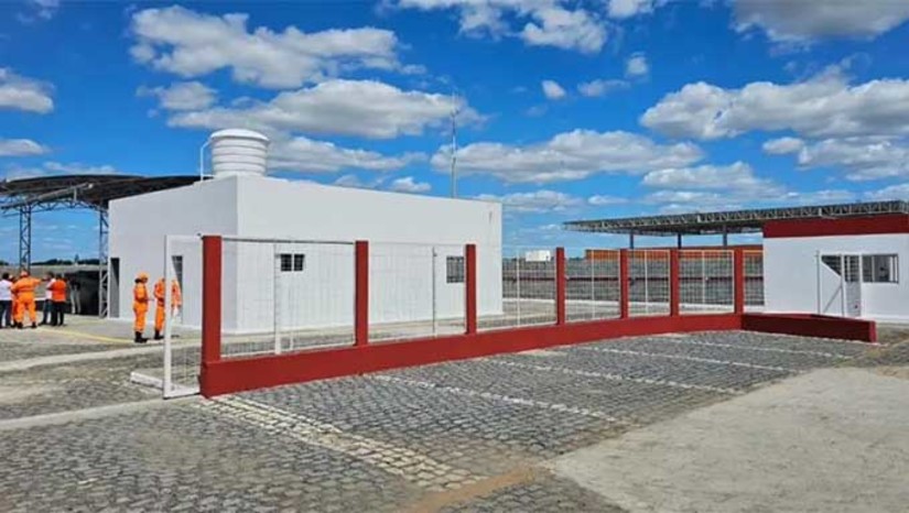 Imagem 1 - A unidade atenderá 12 municípios da região do Alto Oeste e é uma parceria com a prefeitura municipal e conta com alojamento de soldados e sargentos, refeitório, sala do comando e banheiros. A Unidade possui importância estratégica dentro da área de urgência e emergência de atendimento do Corpo de Bombeiros e, para isso, contará com 16 bombeiros diariamente, uma ambulância de suporte básico e um caminhão auto bomba tanque, garantindo mais agilidade nas ocorrências. Imagem 1 - A unidade atenderá 12 municípios da região do Alto Oeste e é uma parceria com a prefeitura municipal e conta com alojamento de soldados e sargentos, refeitório, sala do comando e banheiros. A Unidade possui importância estratégica dentro da área de urgência e emergência de atendimento do Corpo de Bombeiros e, para isso, contará com 16 bombeiros diariamente, uma ambulância de suporte básico e um caminhão auto bomba tanque, garantindo mais agilidade nas ocorrências.