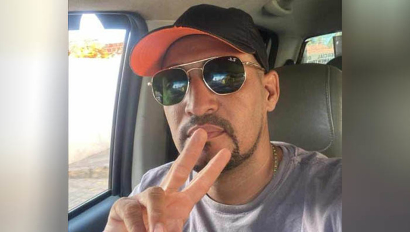 Imagem 1 - Taxista de Tibau é abordado e assassinado a tiros na região da Gangorra. O caso aconteceu por volta das 14h desta terça-feira (21), na RN-013. Segundo o delegado Luiz Fernando, Francisco Jefferson Paiva da Silva Gomes, de 32 anos, estava fazendo o transporte de uma caixa d’água, de Mossoró a Tibau, em uma caminhonete, quando parou no trevo conhecido como Gangorra, possivelmente para esperar alguém. Em seguida, dois suspeitos se aproximaram em uma motocicleta e desferiram disparos de arma de fogo contra ele. Mesmo ferido, Jefferson tentou escapar, mas perdeu o controle do veículo e colidiu com uma cerca, do outro lado da via. Imagem 1 - Taxista de Tibau é abordado e assassinado a tiros na região da Gangorra. O caso aconteceu por volta das 14h desta terça-feira (21), na RN-013. Segundo o delegado Luiz Fernando, Francisco Jefferson Paiva da Silva Gomes, de 32 anos, estava fazendo o transporte de uma caixa d’água, de Mossoró a Tibau, em uma caminhonete, quando parou no trevo conhecido como Gangorra, possivelmente para esperar alguém. Em seguida, dois suspeitos se aproximaram em uma motocicleta e desferiram disparos de arma de fogo contra ele. Mesmo ferido, Jefferson tentou escapar, mas perdeu o controle do veículo e colidiu com uma cerca, do outro lado da via.