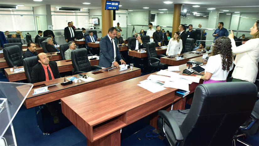 Imagem 1 -  Vereadores aprovam PLs que criam novas vagas e garantem isenção em concursos do município. Dos oito Projetos de Lei aprovados na Câmara Municipal de Mossoró, nesta terça-feira (21), seis são de autoria da Prefeitura e cinco desses versam sobre concursos públicos no Município. Outros dois projetos são de autoria do Poder Legislativo. Apesar da aprovação por unanimidade, o líder da oposição na casa, vereador Tony Fernandes afirmou que não houve tempo suficiente para análise e aperfeiçoamento das propostas, enviadas à Câmara na sexta-feira (17). Por outro lado, o líder do governo do Legislativo, vereador Genilson Alves, considerou emendas desnecessárias, porque os projetos estão de acordo com a legislação, inclusive federal. 