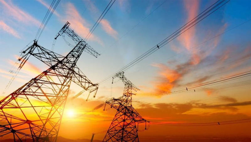   [COLUNA ESPLANADA] O aumento de tarifas acima da inflação, principalmente na região Norte do País, os apagões - nacional em agosto e no início do mês em São Paulo e Rio de Janeiro -, além de problemas em série e constantes nas concessionárias evidenciam a fragilidade preocupante do sistema elétrico brasileiro. Falta interligação entre os gestores estaduais e o Governo Federal que se exime de responsabilidades, já que todas as empresas do setor – como Eletrobras, ENEL, Light, entre outras - operam concessões federais e a responsabilidade constitucional sobre o setor elétrico é da União. O Congresso Nacional também está inerte frente à crise no setor, priorizando pautas associadas à transição energética enquanto consumidores penam todo mês para pagar a conta cara e têm que conviver com a falta de energia cada vez mais rotineira.