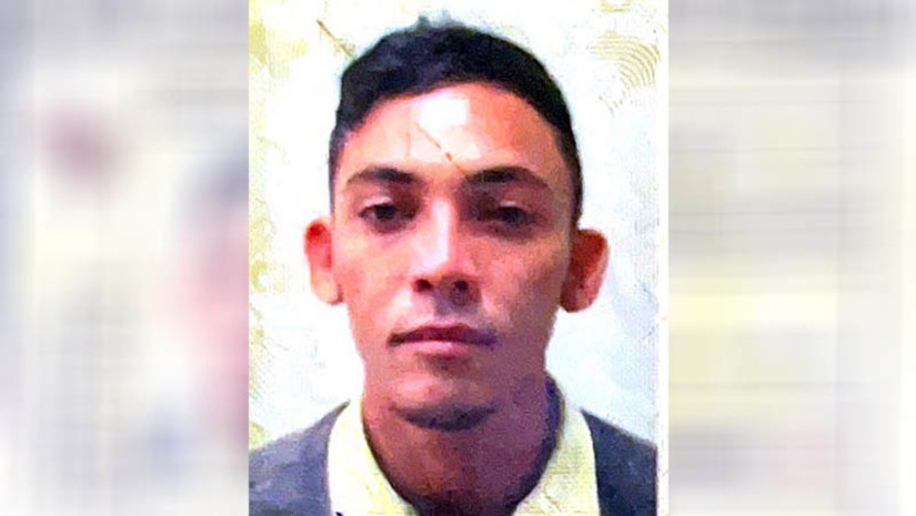 Imagem 1 - Criminosos invadem casa e executam morador a tiros na Maísa, em Mossoró. O crime aconteceu por volta da 1h30 desta quinta-feira (23). Segundo a PM, Lucas Wallace de Oliveira, de 30 anos, estava dormindo em sua residência, quando suspeitos chegaram ao local, arrombaram a porta e o executaram sem que tivesse chances de reagir. Imagem 1 - Criminosos invadem casa e executam morador a tiros na Maísa, em Mossoró. O crime aconteceu por volta da 1h30 desta quinta-feira (23). Segundo a PM, Lucas Wallace de Oliveira, de 30 anos, estava dormindo em sua residência, quando suspeitos chegaram ao local, arrombaram a porta e o executaram sem que tivesse chances de reagir.