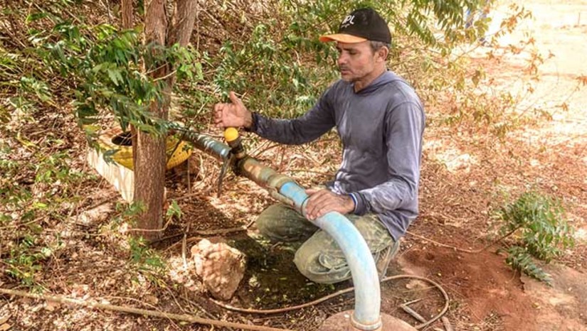 Imagem 1 -  O documento possibilita o uso da água permitido pelos órgãos reguladores. Todo tipo de água superficial ou subterrânea precisa de autorização para uso. Com a outorga de água, o agricultor consegue ser incluído no programa “Tarifa Verde”, fornecido pela Cosern (Companhia Energética do Rio Grande do Norte).  As outorgas são para irrigantes que estão solicitando ou renovando o “Tarifa Verde”, que é o desconto da tarifa de energia para abatimento na irrigação. Coordenador de Agricultura da Seadru, Ney Maranhão destacou a iniciativa da Prefeitura de Mossoró em se deslocar até as comunidades rurais para apoiar o agricultor familiar disponibilizar o cadastro para a aquisição do documento.