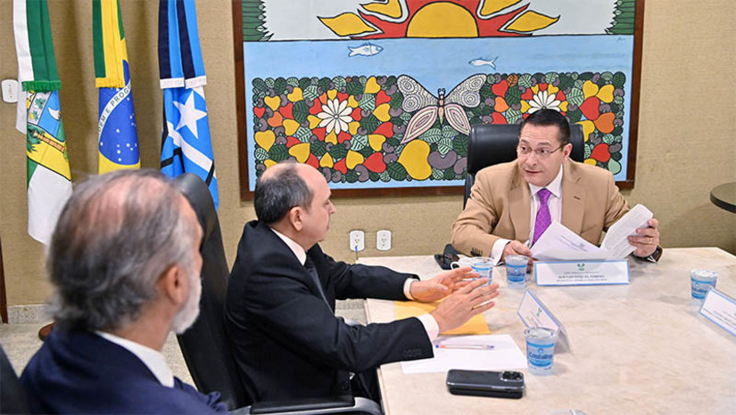 Imagem 1 - Ezequiel se reúne com presidente e vice do TJ para debater reorganização nas comarcas do interior do RN. O encontro aconteceu nesta quinta-feira (23). “A Assembleia tem tido sempre uma atenção especial com os projetos apresentados pelos demais poderes, tendo como prioridade contribuir para a melhoria dos serviços a favor da população potiguar”, disse o deputado Ezequiel Ferreira. O desembargador Amílcar Maia, presidente do tribunal, enfatizou que a proposta não promove nenhum impacto ou alteração no orçamento. Segundo o magistrado, o objetivo é promover uma melhoria no atendimento às necessidades da sociedade. Imagem 1 - Ezequiel se reúne com presidente e vice do TJ para debater reorganização nas comarcas do interior do RN. O encontro aconteceu nesta quinta-feira (23). “A Assembleia tem tido sempre uma atenção especial com os projetos apresentados pelos demais poderes, tendo como prioridade contribuir para a melhoria dos serviços a favor da população potiguar”, disse o deputado Ezequiel Ferreira. O desembargador Amílcar Maia, presidente do tribunal, enfatizou que a proposta não promove nenhum impacto ou alteração no orçamento. Segundo o magistrado, o objetivo é promover uma melhoria no atendimento às necessidades da sociedade.