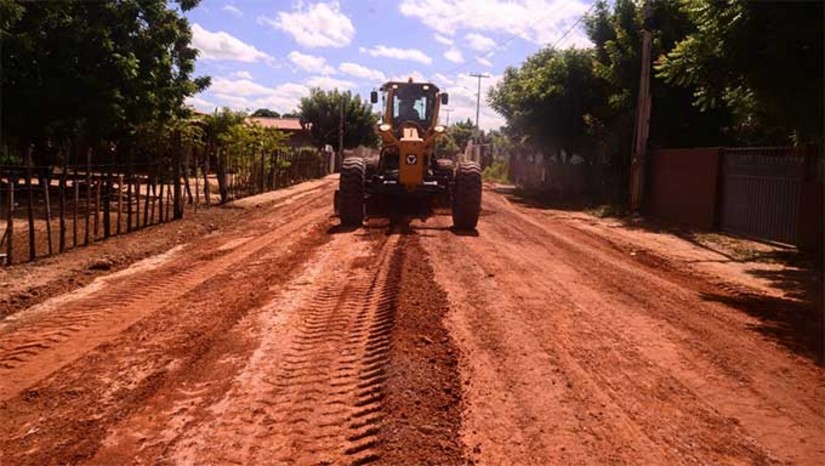 Imagem 1 - Ao todo, durante o último período de trabalho da equipe da Seadru, foram recuperados aproximadamente 30 quilômetros de estradas vicinais. O trabalho realizado na estrada que liga a BR-304 à região do Córrego Mossoró/Jurema recuperou 14 quilômetros. Na comunidade Fazenda São João o total chega a 8 km e ainda pouco mais de 2 quilômetros na estrada de acesso à comunidade de Sol Nascente. O serviço visa melhorar a trafegabilidade e o acesso de veículos, possibilitando fluidez e melhor qualidade de vida para os residentes pelos trechos recuperados. Imagem 1 - Ao todo, durante o último período de trabalho da equipe da Seadru, foram recuperados aproximadamente 30 quilômetros de estradas vicinais. O trabalho realizado na estrada que liga a BR-304 à região do Córrego Mossoró/Jurema recuperou 14 quilômetros. Na comunidade Fazenda São João o total chega a 8 km e ainda pouco mais de 2 quilômetros na estrada de acesso à comunidade de Sol Nascente. O serviço visa melhorar a trafegabilidade e o acesso de veículos, possibilitando fluidez e melhor qualidade de vida para os residentes pelos trechos recuperados.