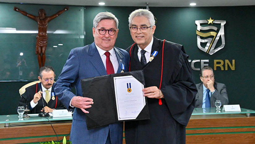 Imagem 1 - Deputado municipalista que atua como porta-voz dos anseios dos municípios na Assembleia Legislativa, Tomba Farias já foi prefeito de Santa Cruz (RN) e presidiu Comissões Permanentes estratégicas no poder Legislativo, além de já ter sido relator do Orçamento por duas vezes. “Para mim é uma grande honra receber essa homenagem", diz o homenageado. Imagem 1 - Deputado municipalista que atua como porta-voz dos anseios dos municípios na Assembleia Legislativa, Tomba Farias já foi prefeito de Santa Cruz (RN) e presidiu Comissões Permanentes estratégicas no poder Legislativo, além de já ter sido relator do Orçamento por duas vezes. “Para mim é uma grande honra receber essa homenagem", diz o homenageado.