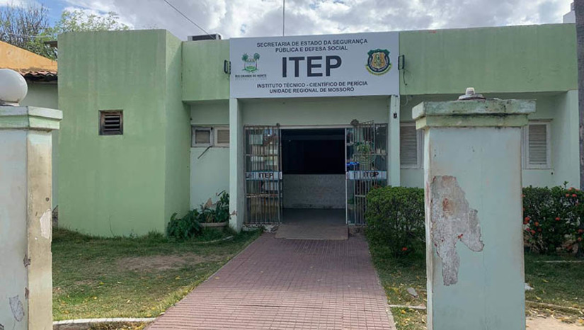 Imagem 1 - Final de semana violento com homicídios e acidentes fatais em Mossoró e região. Entre o sábado (25) e a manhã desta segunda-feira (27) a polícia registrou um homicídio, uma tentativa de assalto que terminou com uma assaltante morto e outro baleado, e um acidente com vítima fatal, na cidade de Mossoró, além de acidentes com óbitos em Assu, Macau, Upanema e Baraúna. Os corpos de todas as vítimas foram removidos para exames na sede do Itep, em Mossoró. As equipes de polícia civil das respectivas cidades vão investigar os casos. Imagem 1 - Final de semana violento com homicídios e acidentes fatais em Mossoró e região. Entre o sábado (25) e a manhã desta segunda-feira (27) a polícia registrou um homicídio, uma tentativa de assalto que terminou com uma assaltante morto e outro baleado, e um acidente com vítima fatal, na cidade de Mossoró, além de acidentes com óbitos em Assu, Macau, Upanema e Baraúna. Os corpos de todas as vítimas foram removidos para exames na sede do Itep, em Mossoró. As equipes de polícia civil das respectivas cidades vão investigar os casos.