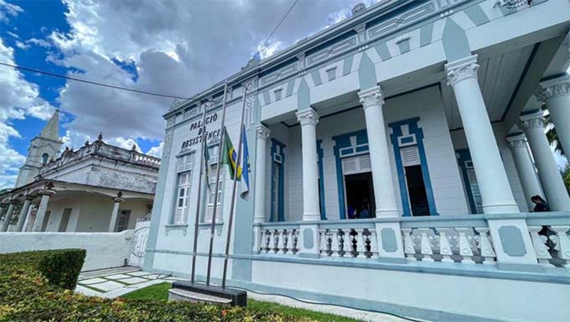 Imagem 1 - O chefe do Executivo Municipal lamentou o falecimento e se solidarizou com toda a Diocese pelo ocorrido. As bandeiras do Palácio da Resistência e secretarias, estão a meio-mastro por luto oficial. Além do luto por 5 dias, a Prefeitura de Mossoró também suspenderá as atividades culturais do "Estação Natal" nestes dias 27 e 28 de novembro de 2023, retornando à normalidade na quarta-feira (29). Veja notas de pesar de várias instituições de estado Imagem 1 - O chefe do Executivo Municipal lamentou o falecimento e se solidarizou com toda a Diocese pelo ocorrido. As bandeiras do Palácio da Resistência e secretarias, estão a meio-mastro por luto oficial. Além do luto por 5 dias, a Prefeitura de Mossoró também suspenderá as atividades culturais do "Estação Natal" nestes dias 27 e 28 de novembro de 2023, retornando à normalidade na quarta-feira (29). Veja notas de pesar de várias instituições de estado