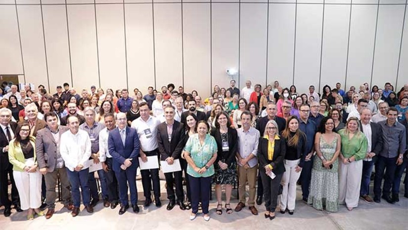 Imagem 1 - Rio Grande do Norte terá novo empréstimo, no valor de 180 milhões de dólares, com foco em estradas, agricultura e turismo. Os projetos já estão prontos e começarão a ser executados imediatamente após a liberação dos recursos. "Estrada traz cidadania, dignidade e bem-estar por que as pessoas precisam se deslocar a hospitais, escolas, atividades produtivas e até a lazer. A agricultura é fundamental para a produção de alimentos gerando ocupação e renda às famílias do campo. E o turismo é atividade que impacta em dezenas de outras atividades. Todas áreas fundamentais para o crescimento econômico e social", destacou Fátima Bezerra. Imagem 1 - Rio Grande do Norte terá novo empréstimo, no valor de 180 milhões de dólares, com foco em estradas, agricultura e turismo. Os projetos já estão prontos e começarão a ser executados imediatamente após a liberação dos recursos. "Estrada traz cidadania, dignidade e bem-estar por que as pessoas precisam se deslocar a hospitais, escolas, atividades produtivas e até a lazer. A agricultura é fundamental para a produção de alimentos gerando ocupação e renda às famílias do campo. E o turismo é atividade que impacta em dezenas de outras atividades. Todas áreas fundamentais para o crescimento econômico e social", destacou Fátima Bezerra.