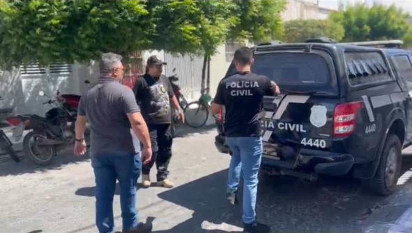 Imagem 1 - Renato de Mendonça Filho foi preso nesta segunda-feira (27). Contra ele, havia dois mandados pendentes de cumprimento por crimes cometidos na cidade. De acordo com informações da polícia civil, o homem transitava por umas das ruas de Areia Branca quando se deparou com os policiais e empreendeu fuga. Foi feito um acompanhamento tático. Ele acabou sendo alcançado e se entregou. Imagem 1 - Renato de Mendonça Filho foi preso nesta segunda-feira (27). Contra ele, havia dois mandados pendentes de cumprimento por crimes cometidos na cidade. De acordo com informações da polícia civil, o homem transitava por umas das ruas de Areia Branca quando se deparou com os policiais e empreendeu fuga. Foi feito um acompanhamento tático. Ele acabou sendo alcançado e se entregou.