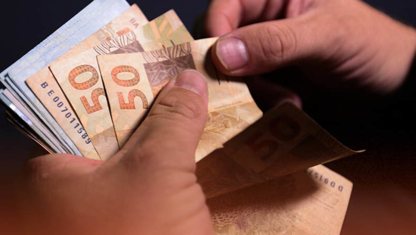 Imagem 1 - Pagamento do 13º deve injetar R$ 3,25 bilhões na economia do RN, segundo o Dieese. Ainda de acordo com a entidade, o valor representa em torno de 3,2% do Produto Interno Bruto (PIB) estadual. Cada potiguar com direito ao acréscimo salarial deverá receber, em média, R$ 2.358,01. Imagem 1 - Pagamento do 13º deve injetar R$ 3,25 bilhões na economia do RN, segundo o Dieese. Ainda de acordo com a entidade, o valor representa em torno de 3,2% do Produto Interno Bruto (PIB) estadual. Cada potiguar com direito ao acréscimo salarial deverá receber, em média, R$ 2.358,01.