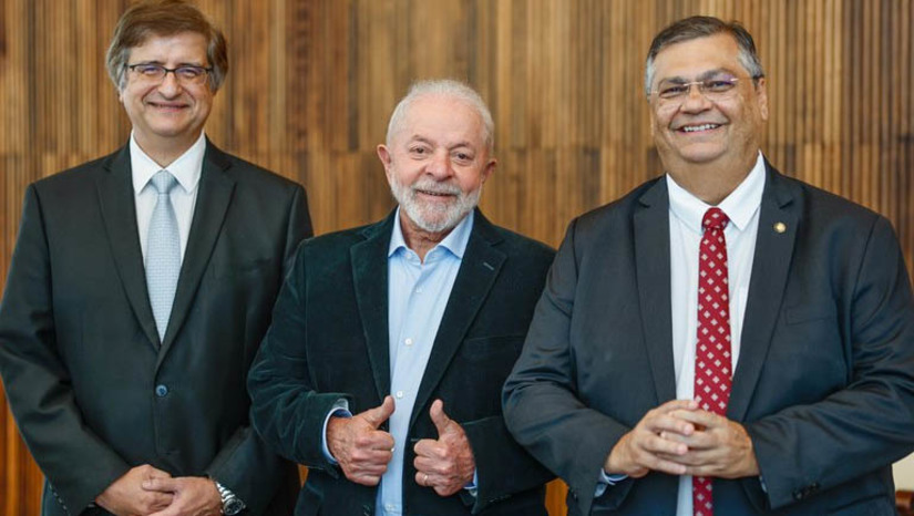   Lula indica Flávio Dino ao STF e Paulo Gonet ao cargo de procurador-geral da República. As indicações foram encaminhadas pelo presidente Luiz Inácio Lula da Silva, nesta segunda-feira (27), ao presidente do Senado Federal, Rodrigo Pacheco. “Vamos fazer a apreciação de todas essas autoridades até o final do ano. Ficará a cargo das comissões do Senado o timing para realizar sabatinas, fazer a apreciação e encaminhar à Presidência para a designação de pauta. Nossa intenção é estabelecermos um esforço concentrado entre os dias 12 e 15 para presença física dos senadores, considerando que essa apreciação se dá por voto secreto” disse Pacheco entrevista coletiva.