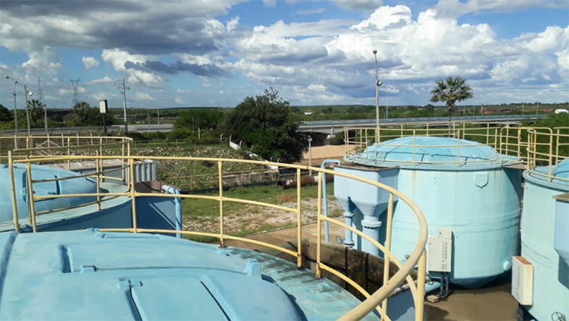 Imagem 1 - Oscilações de energia causaram a paralisação de 8 poços de Mossoró . Segundo a Caern, o problema foi registrado durante a madrugada desta terça-feira (28), em todos os poços do lado leste da cidade, que pararam de funcionar. Alguns desses já foram realizados pela Companhia e voltaram a enviar água normalmente para os bairros atendidos. A Caern diz que desde ontem vem registrando paralisações em diversos poços pelo estado, provocados pela interrupção no fornecimento de energia, em virtude das chuvas. Informou, ainda, que as equipes estão trabalhando, juntamente com a empresa de energia, para solucionar os problemas. Imagem 1 - Oscilações de energia causaram a paralisação de 8 poços de Mossoró . Segundo a Caern, o problema foi registrado durante a madrugada desta terça-feira (28), em todos os poços do lado leste da cidade, que pararam de funcionar. Alguns desses já foram realizados pela Companhia e voltaram a enviar água normalmente para os bairros atendidos. A Caern diz que desde ontem vem registrando paralisações em diversos poços pelo estado, provocados pela interrupção no fornecimento de energia, em virtude das chuvas. Informou, ainda, que as equipes estão trabalhando, juntamente com a empresa de energia, para solucionar os problemas.