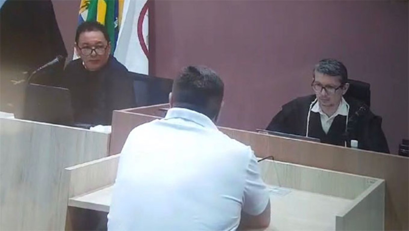 Imagem 1 - Na denuncia do MPRN, consta que os PMs teriam determinado que Kaká parasse seu veículo e este teria empreendido fuga, abandonado o carro (Veloster) após bater num muro e atirado nos policiais. A defesa mostrou que o réu não teria ouvido a ordem de parada da PM e que ficou assustado quando seu carro foi alvejado, o abondonou e fugiu a pé dentro da favela do Fio. Após os debates, o Júri, que aconteceu nesta terça-feira no Fórum de Mossoró, entendeu que o réu era inocente. Imagem 1 - Na denuncia do MPRN, consta que os PMs teriam determinado que Kaká parasse seu veículo e este teria empreendido fuga, abandonado o carro (Veloster) após bater num muro e atirado nos policiais. A defesa mostrou que o réu não teria ouvido a ordem de parada da PM e que ficou assustado quando seu carro foi alvejado, o abondonou e fugiu a pé dentro da favela do Fio. Após os debates, o Júri, que aconteceu nesta terça-feira no Fórum de Mossoró, entendeu que o réu era inocente.