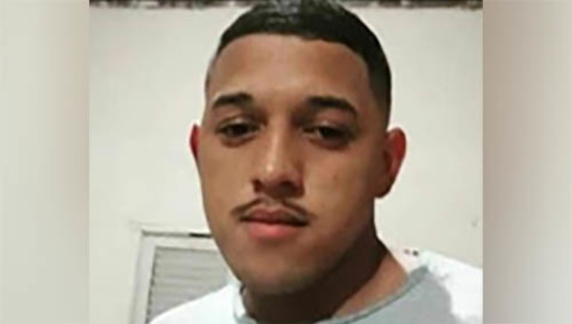 Imagem 1 -  Jovem é morto a pauladas em Patu; ex-marido da namorada da vítima é preso pelo crime. O crime, segundo o delegado Gabriel Napoli, foi praticado na frente de duas crianças, de 3 e 6 anos, filhas do suspeito, Antônio Ferreira Farias, de 38 anos, com Luana Lima Martins, de 23 anos (namorada da vítima). O caso foi registrado na noite desta terça-feira (28), no bairro Nova Patu. A vítima foi identificada como José Lucas Soares [FOTO], de 22 anos. Segundo o delegado, a motivação teria sido ciúmes. A mulher levou os filhos na casa do ex, acompanhada do atual companheiro, fato que gerou uma discussão, que culminou com Antônio desferindo várias pauladas na cabeça de José Lucas. O jovem morreu no local.