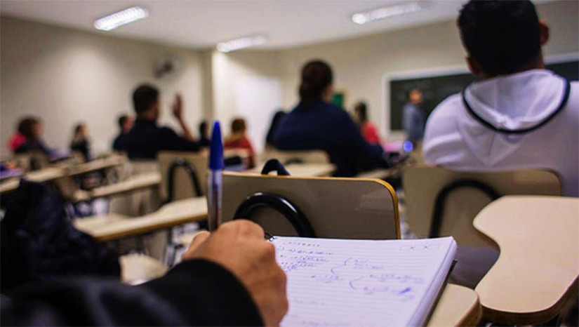 Imagem 1 - Governo cria poupança para incentivar permanência de jovens baixa renda no ensino médio. O programa foi oficializado nesta terça-feira (28), por meio de Medida Provisória. O objetivo é enfrentar um dos maiores desafios atuais da educação: a permanência de jovens de baixa renda no ensino médio. A redução da evasão escolar e o incentivo à conclusão do ensino médio são considerados fatores centrais para garantir o acesso dos jovens a melhores condições de formação profissional e emprego. Imagem 1 - Governo cria poupança para incentivar permanência de jovens baixa renda no ensino médio. O programa foi oficializado nesta terça-feira (28), por meio de Medida Provisória. O objetivo é enfrentar um dos maiores desafios atuais da educação: a permanência de jovens de baixa renda no ensino médio. A redução da evasão escolar e o incentivo à conclusão do ensino médio são considerados fatores centrais para garantir o acesso dos jovens a melhores condições de formação profissional e emprego.
