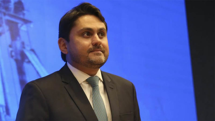   [COLUNA ESPLANADA] A permanência do encrencado ministro das Comunicações, Juscelino Filho, evidencia a submissão do Planalto ao Centrão e ao padrinho político dele, o senador Davi Alcolumbre (União-AP). Apesar das denúncias que o cercam – que vão de supostos desvios na Codevasf à suposta ocultação de patrimônio -, Juscelino permanece intocável no cargo. Alcolumbre se tornou imprescindível ao Governo depois que assumiu o comando da Comissão de Constituição e Justiça (CCJ) do Senado. As principais decisões – como indicações do presidente Lula da Silva – passam pelo colegiado. E, pelo apadrinhado e outras contrapartidades, o senador tem sido leal ao Planalto. Foi rápido ao agendar as sabatinas de Flávio Dino, indicado para o STF, e Paulo Gonet, indicado para o comando da PGR. Em tempo: Alcolumbre segurou por mais de 90 dias a sabatina do hoje ministro André Mendonça indicado por Jair Bolsonaro.