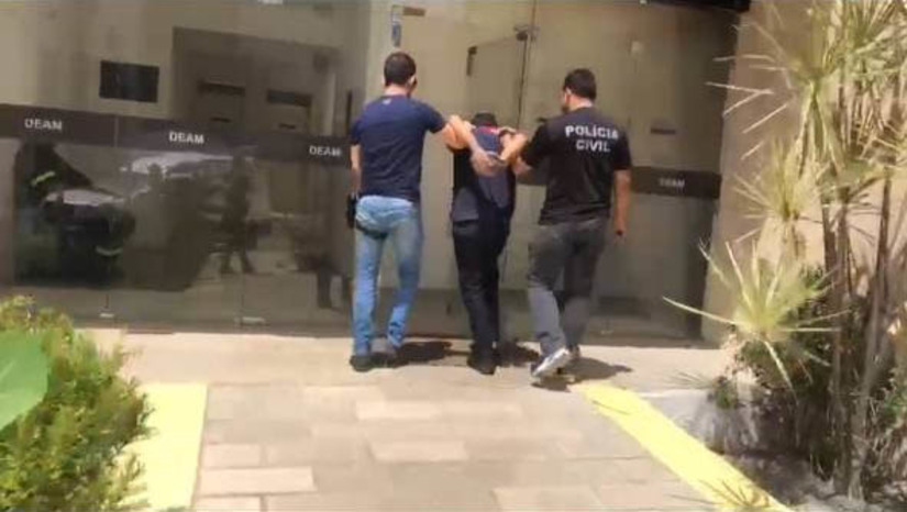 Imagem 1 -  Homem de 26 anos é preso em flagrante por pornografia infantil, em Mossoró. A prisão aconteceu nesta quarta-feira (29). A equipe da DPCA foi à casa do suspeito, dar cumprimento a um mandado de busca e apreensão no âmbito de investigação sobre posse de conteúdo sexual de crianças. De acordo com a polícia civil, quando as equipes chegaram ao local, ao perceber que seria alvo das buscas, o homem quebrou o seu aparelho celular, nas tentativa de ocultar provas e dificultar a investigação.