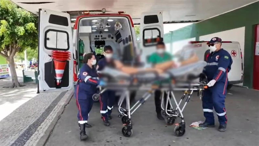Imagem 1 - Casal é baleado ao reagir a uma tentativa de assalto em Mossoró. O crime aconteceu na manhã desta quarta-feira (29), nas proximidades do abatedouro frigorífico de Mossoró, região do Costa e Silva. De acordo com informações da polícia militar, as vítimas seguiam em uma motocicleta, quando o suspeito as abordou e anunciou o assalto. O condutor teria tentado escapar acelerando a moto, momento em que o assaltante atirou contra o casal. O homem foi atingido de raspão na coxa, enquanto a mulher foi atingida na canela. Imagem 1 - Casal é baleado ao reagir a uma tentativa de assalto em Mossoró. O crime aconteceu na manhã desta quarta-feira (29), nas proximidades do abatedouro frigorífico de Mossoró, região do Costa e Silva. De acordo com informações da polícia militar, as vítimas seguiam em uma motocicleta, quando o suspeito as abordou e anunciou o assalto. O condutor teria tentado escapar acelerando a moto, momento em que o assaltante atirou contra o casal. O homem foi atingido de raspão na coxa, enquanto a mulher foi atingida na canela.