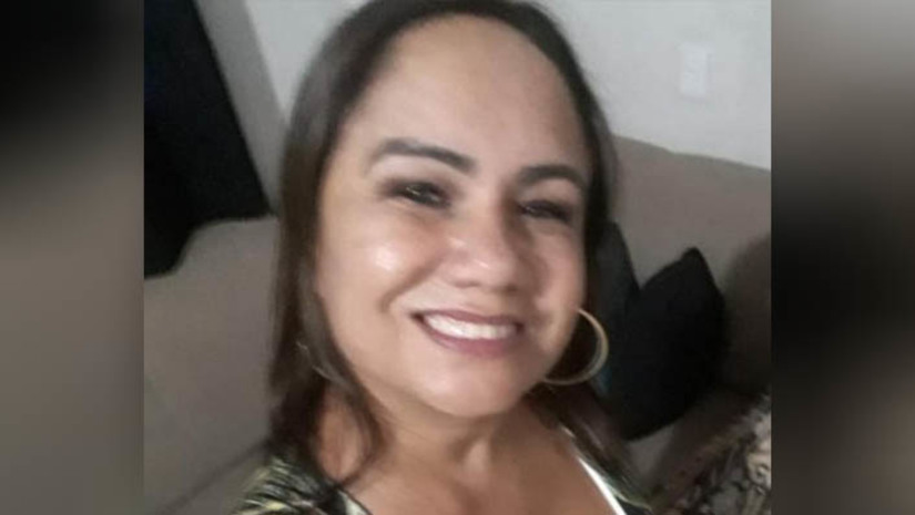 Imagem 1 - Mulher atropelada por caminhonete em Apodi morre no HRTM, em Mossoró. Maria da Conceição Mota, de 46 anos, entrou em óbito na manhã desta quarta-feira (29). Ela estava internada no Hospital Regional Tarcísio Maia desde a noite desta terça-feira (28), após ser vítima de atropelamento, no início da noite, em Apodi. A mulher caminhava com uma amiga, na BR-405, próximo ao fórum da cidade, quando as duas foram atingidas por uma S10. O veículo invadiu a pista onde estavam as vítimas, após colidir com um carro pipa, na pista contrária. As causas e responsabilizações do acidente serão investigados pela polícia civil. Imagem 1 - Mulher atropelada por caminhonete em Apodi morre no HRTM, em Mossoró. Maria da Conceição Mota, de 46 anos, entrou em óbito na manhã desta quarta-feira (29). Ela estava internada no Hospital Regional Tarcísio Maia desde a noite desta terça-feira (28), após ser vítima de atropelamento, no início da noite, em Apodi. A mulher caminhava com uma amiga, na BR-405, próximo ao fórum da cidade, quando as duas foram atingidas por uma S10. O veículo invadiu a pista onde estavam as vítimas, após colidir com um carro pipa, na pista contrária. As causas e responsabilizações do acidente serão investigados pela polícia civil.