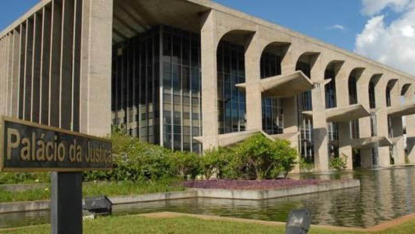   [COLUNA ESPLANADA] Flavio Dino foi indicado para o STF com o acordo palaciano de ceder o comando do Ministério da Justiça do PSB para o PT, e isso abriu uma disputa intensa no partido. O problema para Lula da Silva é que faltam nomes de peso jurídico na legenda para o cargo. Há um grupo mais forte, ligado a Gleisi Hoffmann, que defende seu nome para o cargo. A Lava Jato é coisa do passado no currículo, sem condenação, e intensificou ontem sua articulação. Há um plano de fazer uma dobradinha com Enio Verri, diretor-geral de Itaipu, para alçar a dupla ao Senado e Câmara em 2026. Outro nome corre por fora, mas ainda com resistências no próprio partido. Wadih Damous, o advogado ex-presidente da OAB Rio e hoje chefe da Secretaria Nacional do Consumidor do MJ. Wadih, aliás, seria uma aposta de parte do PT para um projeto eleitoral no Rio de Janeiro a médio prazo. Falta a vitrine, e convencer o partido.