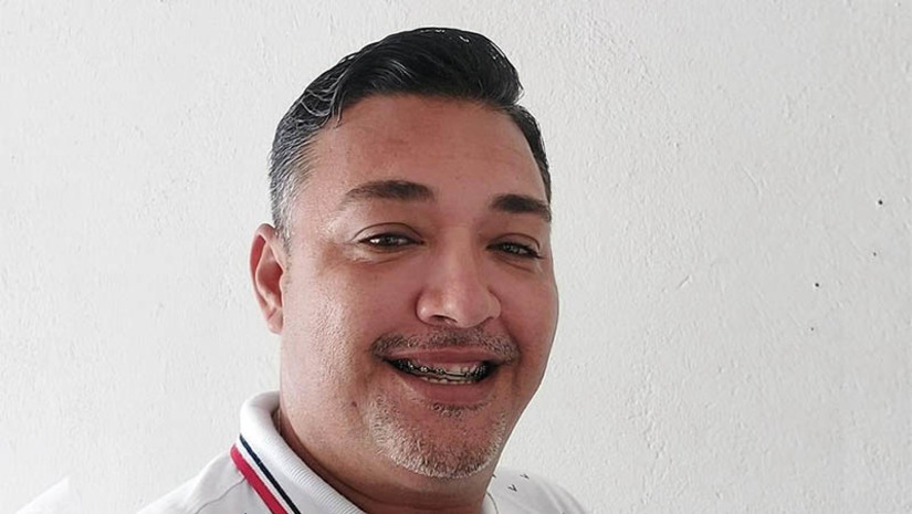 Imagem 1 -  Pai de santo é assassinado a tiros dentro de casa, no município de Areia Branca. O crime aconteceu por volta das 23h desta quarta-feira (29), no bairro São João. Segundo informações da polícia civil, a vítima, identificada como Iran Pedro Nolasco, estava domingo com seu companheiro, quando um homem invadiu a casa e atirou contra ele. De acordo com o delegado Raphael Laboissière, ainda não há evidências que apontem a motivação do crime. Iran era técnico em enfermagem no hospital da cidade e pai de santo da religião do candomblé. Tido como uma pessoa querida na cidade.