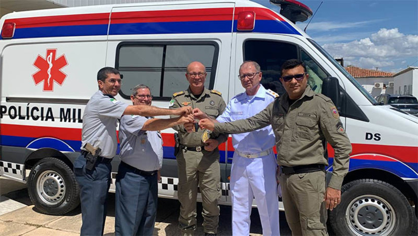 Imagem 1 - Comandante-geral oficializa entrega de ambulância para o HPM, em Mossoró. Coronel Alarico Azevedo, comandante-geral da PMRN, cumpriu agenda no município de Mossoró, nesta quinta-feira (30). Na agenda, a oficialização da entrega de uma ambulância para o Centro Clínico e para o Hospital da Polícia Militar do município. A unidade móvel vai dar suporte aos atendimentos realizados nas duas unidades, tanto aos policiais militares e seus familiares, quanto à população que, eventualmente, precisar do serviço. Imagem 1 - Comandante-geral oficializa entrega de ambulância para o HPM, em Mossoró. Coronel Alarico Azevedo, comandante-geral da PMRN, cumpriu agenda no município de Mossoró, nesta quinta-feira (30). Na agenda, a oficialização da entrega de uma ambulância para o Centro Clínico e para o Hospital da Polícia Militar do município. A unidade móvel vai dar suporte aos atendimentos realizados nas duas unidades, tanto aos policiais militares e seus familiares, quanto à população que, eventualmente, precisar do serviço.