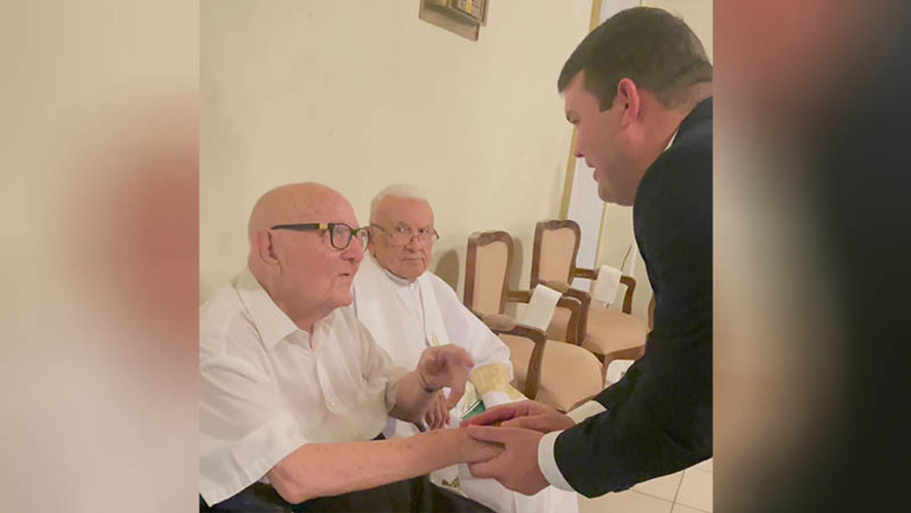   PL propõe homenagear Padre Sátiro com nome de avenida de Mossoró. De autoria do vereador Lawrence Amorim, presidente da Câmara Municipal,  a proposta, em comum acordo com a direção da Diocese de Mossoró, foi apresentada à Câmara nesta quinta-feira (30) e será apreciada ainda em dezembro. Caso seja aprovada, uma das principais avenidas da cidade, a Diocesana, passará a se chamar Avenida Diocesana Padre Sátiro.