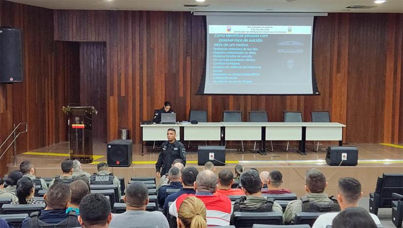 Imagem 1 - Bope promove palestra para profissionais de segurança sobre prevenção a suicídios. A palestra, ministrada pelo BOPE de Natal, aconteceu na tarde desta quinta-feira (30), no auditório do Ministério Público, em Mossoró. De acordo com o comandante do 12º Batalhão de Polícia Militar de Mossoró, Tenente-Coronel Andrelino, o objetivo do evento foi preparar os policiais para que saibam como lidar quando se depararem com situações onde pessoas estão ameaçando tirar suas próprias vidas. Segundo o comandante, este tipo de ocorrência tem sido comum no município e é importante que as forças de segurança estejam preparadas para atendê-las da melhor maneira possível. Imagem 1 - Bope promove palestra para profissionais de segurança sobre prevenção a suicídios. A palestra, ministrada pelo BOPE de Natal, aconteceu na tarde desta quinta-feira (30), no auditório do Ministério Público, em Mossoró. De acordo com o comandante do 12º Batalhão de Polícia Militar de Mossoró, Tenente-Coronel Andrelino, o objetivo do evento foi preparar os policiais para que saibam como lidar quando se depararem com situações onde pessoas estão ameaçando tirar suas próprias vidas. Segundo o comandante, este tipo de ocorrência tem sido comum no município e é importante que as forças de segurança estejam preparadas para atendê-las da melhor maneira possível.