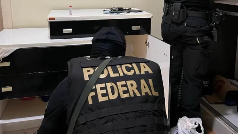 Imagem 1 -  [COLUNA ESPLANADA] A Polícia Federal, a Receita Federal e a Agência Nacional de Mineração (ANM) deflagraram uma das maiores operações de combate a contrabando de minério da década. Apreenderam mais de 100 mil toneladas de manganês – são centenas de milhões de reais em produto sem pagamento de tributos – e cercaram uma multinacional suspeita de operar uma rede de exploração ilegal com mais de 20 empresas no Porto do Pará. A apreensão ocorreu no Porto de Vila do Conde, em Barcarena, Belém, e a exploradora investigada é a indiana WMA EXIM. A Full Comex Trading é a empresa intermediária e também está sendo investigada. A PF está de olho, agora, na agência. Coincidentemente, um diretor da ANM começou a receber ameaças de morte por telefone. Ainda não há informações se as ameaças estão associadas a essa operação. Procuradas, a ANM e a WMA EXIM não se manifestaram até o fechamento desta edição.