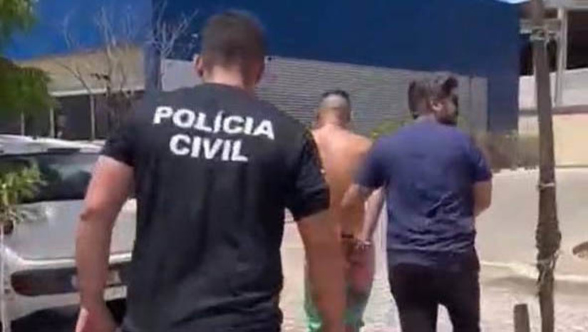 Imagem 1 - Suspeito por vários homicídios no médio oeste do RN é preso em Caraúbas. A prisão de Marcos Vinícius Caiana da Silva, de 20 anos, aconteceu nesta quinta-feira (30). Contra ele, havia um mandado de prisão por uma dupla tentativa de homicídio ocorrida em Campo Grande, no início do ano. De acordo com o delegado Gabriel Napoli, o homem também responde por homicídio, associação criminosa, tráfico de drogas e ainda é suspeito de outros homicídios ocorridos nos municípios de Caraúbas, Campo Grande e Triunfo Potiguar. Imagem 1 - Suspeito por vários homicídios no médio oeste do RN é preso em Caraúbas. A prisão de Marcos Vinícius Caiana da Silva, de 20 anos, aconteceu nesta quinta-feira (30). Contra ele, havia um mandado de prisão por uma dupla tentativa de homicídio ocorrida em Campo Grande, no início do ano. De acordo com o delegado Gabriel Napoli, o homem também responde por homicídio, associação criminosa, tráfico de drogas e ainda é suspeito de outros homicídios ocorridos nos municípios de Caraúbas, Campo Grande e Triunfo Potiguar.