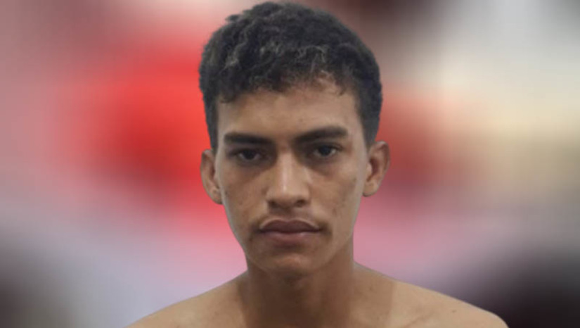 Imagem 1 - Suspeito de praticar vários assaltos morre em confronto com a PM. O confronto aconteceu por volta das 9h desta sexta-feira (1º), na RN-015, entre Mossoró e Baraúna. Segundo a polícia militar, um homem identificado como Francisco Édson da Silva Rebouças, conhecido como Etinho, estava praticando vários assaltos, em uma moto também roubada, em uma estrada carroçável que liga a Serra Mossoró. Ao tomar conhecimento, os policiais montaram um cerco para capturá-lo. Ao ser encontrado, o suspeito reagiu atirando contra os policiais, que revidaram. Édson foi ferido no confronto e ainda chegou a ser socorrido para o HRTM, mas não resistiu. Imagem 1 - Suspeito de praticar vários assaltos morre em confronto com a PM. O confronto aconteceu por volta das 9h desta sexta-feira (1º), na RN-015, entre Mossoró e Baraúna. Segundo a polícia militar, um homem identificado como Francisco Édson da Silva Rebouças, conhecido como Etinho, estava praticando vários assaltos, em uma moto também roubada, em uma estrada carroçável que liga a Serra Mossoró. Ao tomar conhecimento, os policiais montaram um cerco para capturá-lo. Ao ser encontrado, o suspeito reagiu atirando contra os policiais, que revidaram. Édson foi ferido no confronto e ainda chegou a ser socorrido para o HRTM, mas não resistiu.