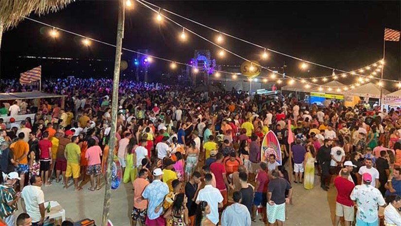 Imagem 1 - O encontro será no auditório da Casa da Cultura Popular, às 19h, com o apoio da Secretaria de Turismo e Eventos. Na ocasião, a equipe esclarecerá as dúvidas dos barraqueiros e informará sobre prazos, documentos e estrutura da festa, além da entrega credenciais e demais informações relacionadas ao evento. A prefeita Cinthia Sonale destaca o suporte da prefeitura aos comerciantes da cidade. “Estamos procurando aprimorar a organização e a segurança da festa para beneficiar a todos, em especial aos comerciantes, que tem no Luau uma oportunidade de garantir uma renda extra no final do ano e assim, movimentar a economia do nosso município, vamos garantir uma boa festa que gere lucro para nossos comerciantes”, informou a prefeita. Imagem 1 - O encontro será no auditório da Casa da Cultura Popular, às 19h, com o apoio da Secretaria de Turismo e Eventos. Na ocasião, a equipe esclarecerá as dúvidas dos barraqueiros e informará sobre prazos, documentos e estrutura da festa, além da entrega credenciais e demais informações relacionadas ao evento. A prefeita Cinthia Sonale destaca o suporte da prefeitura aos comerciantes da cidade. “Estamos procurando aprimorar a organização e a segurança da festa para beneficiar a todos, em especial aos comerciantes, que tem no Luau uma oportunidade de garantir uma renda extra no final do ano e assim, movimentar a economia do nosso município, vamos garantir uma boa festa que gere lucro para nossos comerciantes”, informou a prefeita.