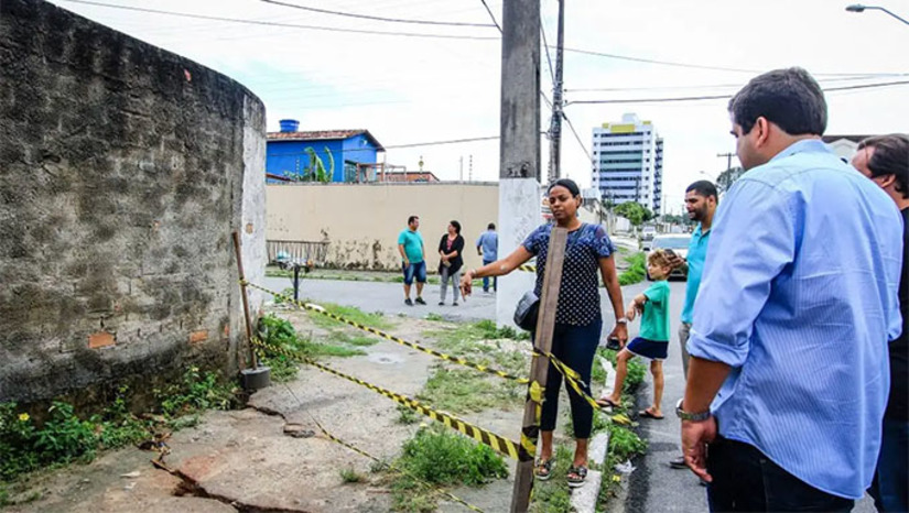 Imagem 1 - Vários bairros já afundaram quase 1 metro e meio e continua afundando numa velocidade de 2,46 centímetros por hora. O desastre ambiental de proporções gigantescas está acontecendo porque a Brasken retirou o sal gema que havia embaixo da cidade, nos últimos 40 anos, através de tunes, cavernas e poços. A evacuação ocorreu esta semana por determinação judicial, após perícia realizada por especialistas, Corpo de Bombeiros, Defesa Civil, entre outras autoridades. Foto: Pei Fon/Secom Maceió Imagem 1 - Vários bairros já afundaram quase 1 metro e meio e continua afundando numa velocidade de 2,46 centímetros por hora. O desastre ambiental de proporções gigantescas está acontecendo porque a Brasken retirou o sal gema que havia embaixo da cidade, nos últimos 40 anos, através de tunes, cavernas e poços. A evacuação ocorreu esta semana por determinação judicial, após perícia realizada por especialistas, Corpo de Bombeiros, Defesa Civil, entre outras autoridades. Foto: Pei Fon/Secom Maceió