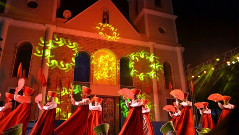 Imagem 1 - Os festejos de Santa Luzia foram abertos com um belíssimo show do cantor Thiago Brado nesta sexta-feira, dia 1 de dezembro, e termina no dia 13 de dezembro com a procissão de Santa Luzia, que atrai anualmente mais de 100 mil pessoas de todo Oeste do Rio Grande do Norte e até de outros estados. Foto: Luciano Lellys Imagem 1 - Os festejos de Santa Luzia foram abertos com um belíssimo show do cantor Thiago Brado nesta sexta-feira, dia 1 de dezembro, e termina no dia 13 de dezembro com a procissão de Santa Luzia, que atrai anualmente mais de 100 mil pessoas de todo Oeste do Rio Grande do Norte e até de outros estados. Foto: Luciano Lellys