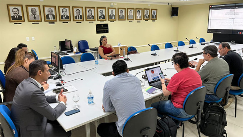 Imagem 1 - Definição do local ocorreu nesta sexta-feira, 1, em reunião do prefeito Allyson Bezerra com o Conselho Universitário da UFERSA, que aprovou o projeto, prevendo um investimento de aproximadamente R$ 6 milhões, para beneficiar a população do lado leste de Mossoró e também servir como campo de estágio para os alunos da faculdade de Medicina da UFERSA. Imagem 1 - Definição do local ocorreu nesta sexta-feira, 1, em reunião do prefeito Allyson Bezerra com o Conselho Universitário da UFERSA, que aprovou o projeto, prevendo um investimento de aproximadamente R$ 6 milhões, para beneficiar a população do lado leste de Mossoró e também servir como campo de estágio para os alunos da faculdade de Medicina da UFERSA.