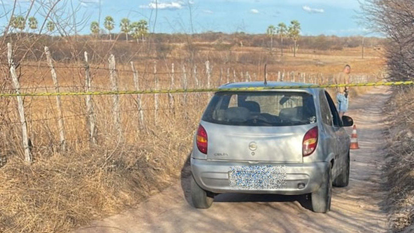 Imagem 1 - Uma das vítimas estava com um cartão de vacina expedido na cidade de João Dias-RN, com o nome de Josafá Bernardo da Silva Maia, de 41 anos, natural de Recife (PE). O outro deve ser identificado no ITEP, para onde os corpos foram removidos. O caso será investigado pela Delegacia de Patu. Imagem 1 - Uma das vítimas estava com um cartão de vacina expedido na cidade de João Dias-RN, com o nome de Josafá Bernardo da Silva Maia, de 41 anos, natural de Recife (PE). O outro deve ser identificado no ITEP, para onde os corpos foram removidos. O caso será investigado pela Delegacia de Patu.