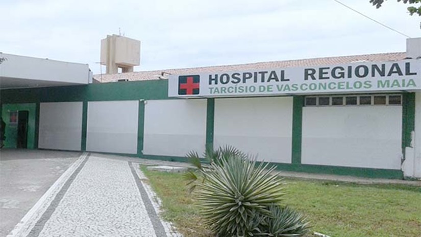 Imagem 1 - Sem repasse dos plantões há oito meses, as cirurgias eletivas, ortopédicas e neurológicas estão suspensas no Hospital Regional Tarcísio Maia nesta segunda-feira (04), devido a um impasse entre o governo do estado e categoria de médicos prestadores de serviços no Hospital. O Portal Mossoró Hoje entrou em contato com a assessoria da Secretaria Estadual de Saúde Pública (Sesap), que confirmou o atraso no repasse e disse que o governo segue em negociação com a categoria. “Há um contrato para a realização de cirurgias, que está rigorosamente em dia, e outro do plantão de anestesiologia, este sim que está com atraso. A gestão está ciente da sinalização de paralisação e a dialoga com a empresa, visto que o contrato para realização de cirurgias está em dia”, afirma a assessoria da pasta. Imagem 1 - Sem repasse dos plantões há oito meses, as cirurgias eletivas, ortopédicas e neurológicas estão suspensas no Hospital Regional Tarcísio Maia nesta segunda-feira (04), devido a um impasse entre o governo do estado e categoria de médicos prestadores de serviços no Hospital. O Portal Mossoró Hoje entrou em contato com a assessoria da Secretaria Estadual de Saúde Pública (Sesap), que confirmou o atraso no repasse e disse que o governo segue em negociação com a categoria. “Há um contrato para a realização de cirurgias, que está rigorosamente em dia, e outro do plantão de anestesiologia, este sim que está com atraso. A gestão está ciente da sinalização de paralisação e a dialoga com a empresa, visto que o contrato para realização de cirurgias está em dia”, afirma a assessoria da pasta.