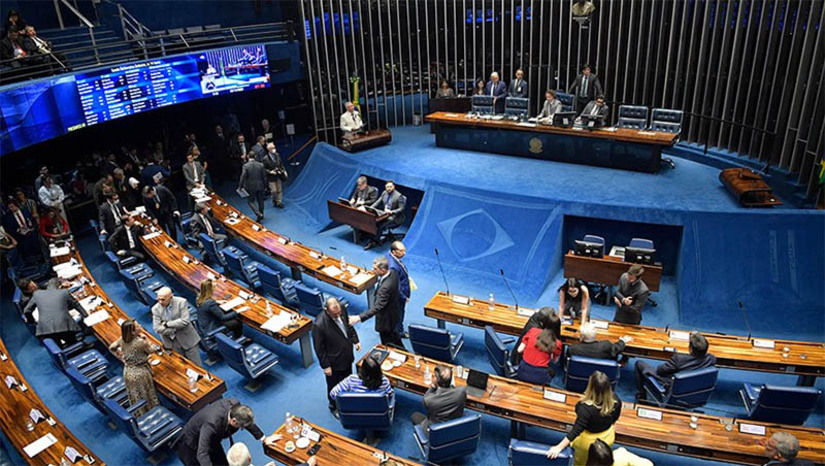 Imagem 1 - Senado vota PL que prevê reajuste anual de serviços prestados ao SUS. O PL 1.435/2022, da Câmara dos Deputados, recebeu parecer favorável do relator, senador Veneziano Vital do Rêgo (MDB-PB), quando tramitou na Comissão de Assuntos Sociais (CAS). A proposta modifica a Lei Orgânica da Saúde (Lei 8.080, de 1990) para prever que, quando os recursos do SUS forem insuficientes, o sistema deverá recorrer aos serviços privados, em especial aos hospitais filantrópicos, para atender a população; saiba mais. Imagem 1 - Senado vota PL que prevê reajuste anual de serviços prestados ao SUS. O PL 1.435/2022, da Câmara dos Deputados, recebeu parecer favorável do relator, senador Veneziano Vital do Rêgo (MDB-PB), quando tramitou na Comissão de Assuntos Sociais (CAS). A proposta modifica a Lei Orgânica da Saúde (Lei 8.080, de 1990) para prever que, quando os recursos do SUS forem insuficientes, o sistema deverá recorrer aos serviços privados, em especial aos hospitais filantrópicos, para atender a população; saiba mais.