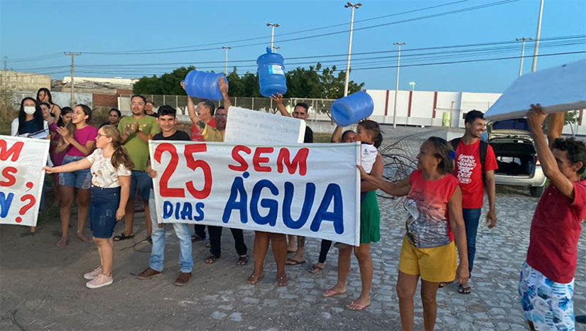 Imagem 1 - Falta de água motiva protestos de moradores do Parque Universitário. A manifestação foi iniciada no final da tarde desta segunda-feira (4), às margens da BR-110, em Mossoró. Os moradores alegam que estão há 25 dias sem abastecimento de água no conjunto e que quando a água chega, não tem pressão, principalmente nas residências que ficam na parte mais alta da localidade. Afirmam que o movimento hoje foi pacífico, mas que vão fechar a Br, caso não tenham resposta da Caern até a sexta (8). Imagem 1 - Falta de água motiva protestos de moradores do Parque Universitário. A manifestação foi iniciada no final da tarde desta segunda-feira (4), às margens da BR-110, em Mossoró. Os moradores alegam que estão há 25 dias sem abastecimento de água no conjunto e que quando a água chega, não tem pressão, principalmente nas residências que ficam na parte mais alta da localidade. Afirmam que o movimento hoje foi pacífico, mas que vão fechar a Br, caso não tenham resposta da Caern até a sexta (8).