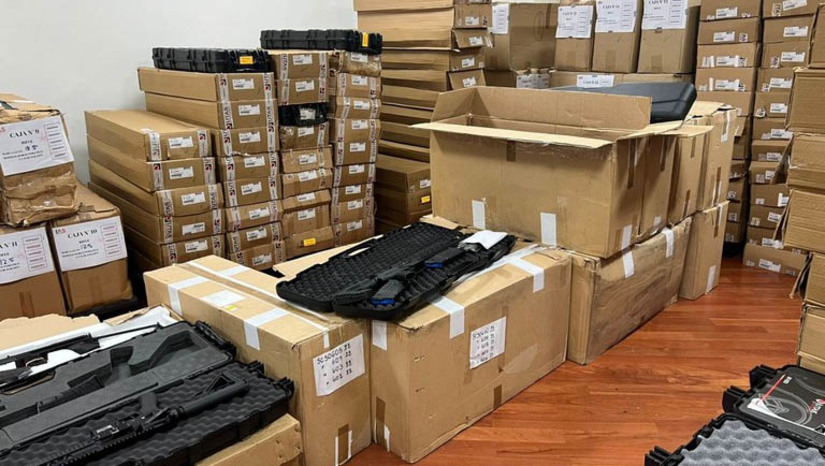 Imagem 1 -  PF desvenda esquema multimilionário de tráfico de armas para facções brasileiras. Segundo a PF, uma empresa sediada em Assunção, no Paraguai, foi responsável pela importação de milhares de pistolas, fuzis e munições de vários fabricantes europeus. As armas eram raspadas e revendidas a grupos de intermediários que atuavam na fronteira do Brasil com Paraguai, para serem revendidas às principais facções criminosas do Brasil. Estima-se que desde o início das investigações, a empresa investigada importou cerca de 43.000 armas para o Paraguai, movimentando em 3 anos cerca de R$ 1,2 bilhão de reais. 