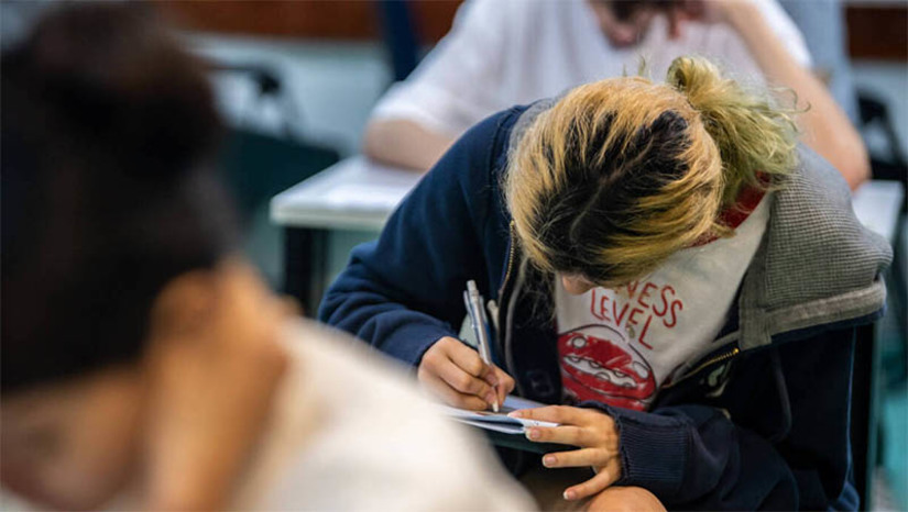 Imagem 1 - PISA: estudantes brasileiros têm desempenho abaixo da média da OCDE na avaliação. Realizado a cada três anos pela OCDE, o Pisa é um estudo comparativo internacional que avalia os conhecimentos e as habilidades em matemática, leitura e ciências dos estudantes na faixa etária de 15 anos. Apesar da média da OCDE nessa edição do estudo, referente ao ano de 2022, ser a menor de toda a série histórica (desde 2000), os estudantes do Brasil obtiveram pontuação inferior a ela nas três disciplinas; veja os resultados divulgados nesta terça (5), pelo MEC. Imagem 1 - PISA: estudantes brasileiros têm desempenho abaixo da média da OCDE na avaliação. Realizado a cada três anos pela OCDE, o Pisa é um estudo comparativo internacional que avalia os conhecimentos e as habilidades em matemática, leitura e ciências dos estudantes na faixa etária de 15 anos. Apesar da média da OCDE nessa edição do estudo, referente ao ano de 2022, ser a menor de toda a série histórica (desde 2000), os estudantes do Brasil obtiveram pontuação inferior a ela nas três disciplinas; veja os resultados divulgados nesta terça (5), pelo MEC.
