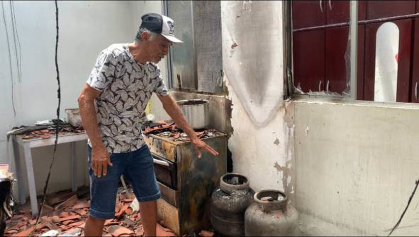 Imagem 1 - Aposentado conta como começou o incêndio que destruiu sua casa, em Mossoró. A casa do senhor Raimundo Pereira Filgueiras, conhecido como Filgueira, de 76 anos, pegou fogo, na tarde desta terça-feira (5), no Abolição V, em Mossoró. O idoso contou ao MOSSORÓ HOJE como tudo aconteceu. Segundo ele, o incêndio começou após uma troca de um botijão de gás. Ele teria deixado o botijão vazio ao lado do novo e ao riscar o fósforo para ligar uma das bocas do fogão, a mangueira do gás incendiou, “ficou tipo um massarico”, disse. Imagem 1 - Aposentado conta como começou o incêndio que destruiu sua casa, em Mossoró. A casa do senhor Raimundo Pereira Filgueiras, conhecido como Filgueira, de 76 anos, pegou fogo, na tarde desta terça-feira (5), no Abolição V, em Mossoró. O idoso contou ao MOSSORÓ HOJE como tudo aconteceu. Segundo ele, o incêndio começou após uma troca de um botijão de gás. Ele teria deixado o botijão vazio ao lado do novo e ao riscar o fósforo para ligar uma das bocas do fogão, a mangueira do gás incendiou, “ficou tipo um massarico”, disse.