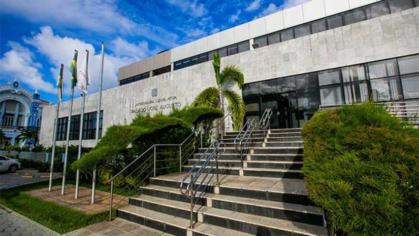 Imagem 1 - A sessão de hoje trataria do recurso sobre o parecer terminativo do projeto de aumento do ICMS para 20% no estado. O prazo limite para apreciação é a quinta-feira (7). Pelo regimento interno da Casa, após recebido o recurso contra uma deliberação terminativa da Comissão, a Assembleia tem até três sessões ordinárias para fazer a apreciação do recurso. Caso não ocorra a votação, o recurso fica prejudicado e a decisão da comissão é mantida. Caso a sessão de amanhã não ocorra, o projeto que aumenta o ICMS de 18% para 20% em 2024 estará definitivamente rejeitado. Imagem 1 - A sessão de hoje trataria do recurso sobre o parecer terminativo do projeto de aumento do ICMS para 20% no estado. O prazo limite para apreciação é a quinta-feira (7). Pelo regimento interno da Casa, após recebido o recurso contra uma deliberação terminativa da Comissão, a Assembleia tem até três sessões ordinárias para fazer a apreciação do recurso. Caso não ocorra a votação, o recurso fica prejudicado e a decisão da comissão é mantida. Caso a sessão de amanhã não ocorra, o projeto que aumenta o ICMS de 18% para 20% em 2024 estará definitivamente rejeitado.