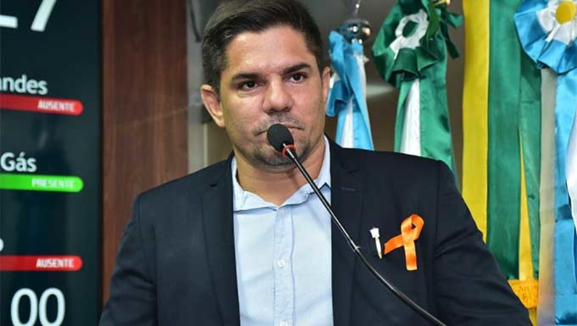 Imagem 1 - O advogado Dr. Diego Tobias, atual presidente da Comissão de Direitos Humanos da Ordem dos Advogados do Brasil (OAB) em Mossoró, participou nesta quarta-feira (6), da sessão na Câmara de Vereadores. Ele destacou a relevância do Dia Internacional dos Direitos Humanos, promovendo reflexões sobre questões que permeiam a sociedade contemporânea. O advogado abordou o conceito de Aporofobia, um fenômeno relacionado à aversão ou hostilidade dirigida às pessoas pobres, e enfatizou a importância de compreender e combater essa forma de discriminação, que muitas vezes passa despercebida, mas que contribui para a perpetuação de desigualdades sociais. Imagem 1 - O advogado Dr. Diego Tobias, atual presidente da Comissão de Direitos Humanos da Ordem dos Advogados do Brasil (OAB) em Mossoró, participou nesta quarta-feira (6), da sessão na Câmara de Vereadores. Ele destacou a relevância do Dia Internacional dos Direitos Humanos, promovendo reflexões sobre questões que permeiam a sociedade contemporânea. O advogado abordou o conceito de Aporofobia, um fenômeno relacionado à aversão ou hostilidade dirigida às pessoas pobres, e enfatizou a importância de compreender e combater essa forma de discriminação, que muitas vezes passa despercebida, mas que contribui para a perpetuação de desigualdades sociais.