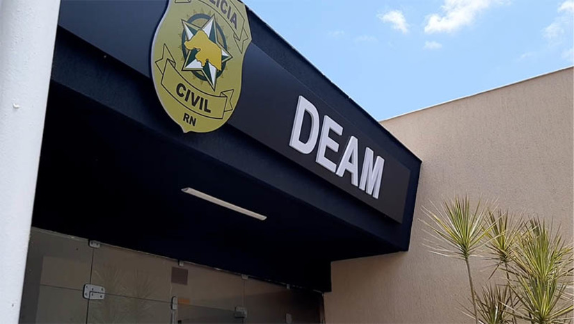 Imagem 1 - Homem é preso por descumprir medida protetiva e ameaçar a ex-companheira. De acordo com a Delegada da Mulher, Luana Vidal, a prisão aconteceu nesta quarta-feira (6), na Rua Rodrigues Alves, no Abolição I, em Mossoró. John Nilson Lynek Rebouças descumpriu uma medida protetiva que o obrigava a manter uma distância mínima de 50 metros da ex-companheira. Além disso, teria entrado em contato e ameaçado a vítima por meio de áudios, o que também vai contra a medida. Após a prisão, o homem foi ouvido na Deam e, em seguida, encaminhado à cadeia pública, onde ficará à disposição da justiça. Imagem 1 - Homem é preso por descumprir medida protetiva e ameaçar a ex-companheira. De acordo com a Delegada da Mulher, Luana Vidal, a prisão aconteceu nesta quarta-feira (6), na Rua Rodrigues Alves, no Abolição I, em Mossoró. John Nilson Lynek Rebouças descumpriu uma medida protetiva que o obrigava a manter uma distância mínima de 50 metros da ex-companheira. Além disso, teria entrado em contato e ameaçado a vítima por meio de áudios, o que também vai contra a medida. Após a prisão, o homem foi ouvido na Deam e, em seguida, encaminhado à cadeia pública, onde ficará à disposição da justiça.