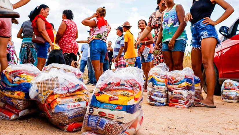 Imagem 1 - Ação social: PMM e Tiro de Guerra distribuem cestas básicas em comunidades rurais. A ação aconteceu nesta quarta-feira (6), nas comunidades de Olho D’água, Chafariz, Santa Fé e Cristalina. Titular da Secretaria Municipal de Agricultura e Desenvolvimento Rural (Seadru), Faviano Moreira ressalta que a parceria com o TG existe desde o ano passado. Este ano foram entregues 100 cestas básicas para as comunidades mais carentes, conforme o cadastro realizado pela Seadru. Imagem 1 - Ação social: PMM e Tiro de Guerra distribuem cestas básicas em comunidades rurais. A ação aconteceu nesta quarta-feira (6), nas comunidades de Olho D’água, Chafariz, Santa Fé e Cristalina. Titular da Secretaria Municipal de Agricultura e Desenvolvimento Rural (Seadru), Faviano Moreira ressalta que a parceria com o TG existe desde o ano passado. Este ano foram entregues 100 cestas básicas para as comunidades mais carentes, conforme o cadastro realizado pela Seadru.